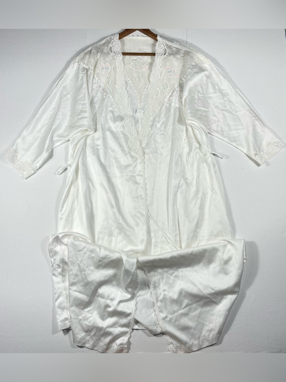 Sara Beth Vintage Women’s Large White Floral Lace-Trim Poly Satin Robe Nightgown